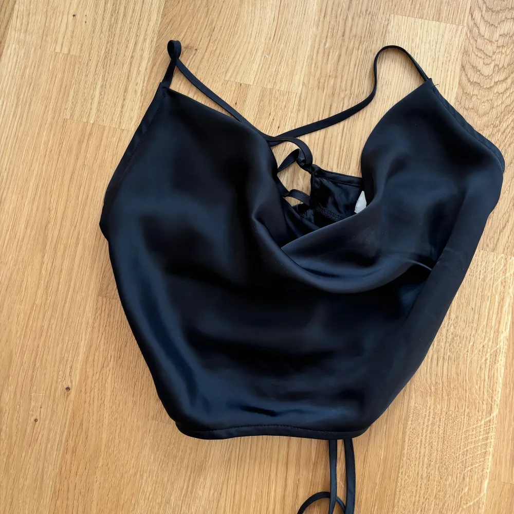 Svart satin crop top 🖤 med lång snörning . Toppar.