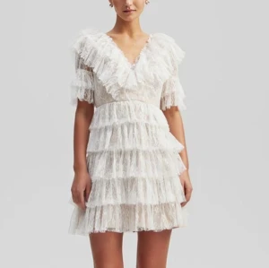 By malina klänning - Klänning från By Malina i storlek M 🌸Endast använd en gång, köpt för 2800 säljer för 1400💕