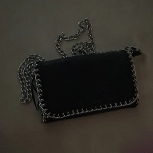 Tiamo Stockholm stil väska - Använde typ 5-7 gånger, köpt för 2-3 år sen, svart/silver kedja