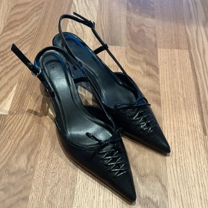 Kitten heel - Söta klickar från hm. Använda en gång. Gott skick lite märket på undersidan men annars bra. 