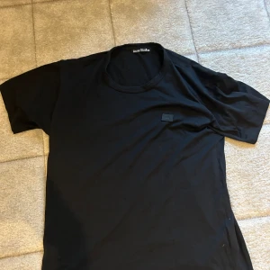 Acne studios t-shirt  - Tjena! Säljer denna feta t-shirten från acne studios. Tröjan är köpt på NK och tröjan har inga missfärgningar eller defekter. Säljer den då jag har växt ut den, skicket är 9/10. Hör av dig om du har fler frågor! Kan sänka priset vid snabb affär.