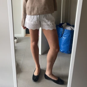 Shorts med spets - Vita Shorts med spets i bra skick