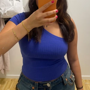 Topp - Oneshoulder topp från Gina Tricot i storlek S, har bara använt den 2 gånger så den är i bra skick 🥰