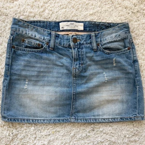 Jeanskjol  - Jeanskjol i storlek 38. Midjemått:38 Total längd:30cm. Har inga bilder på! Köp sker via köp nu. Jag postar inom 24h. Kvar tills markerad såld