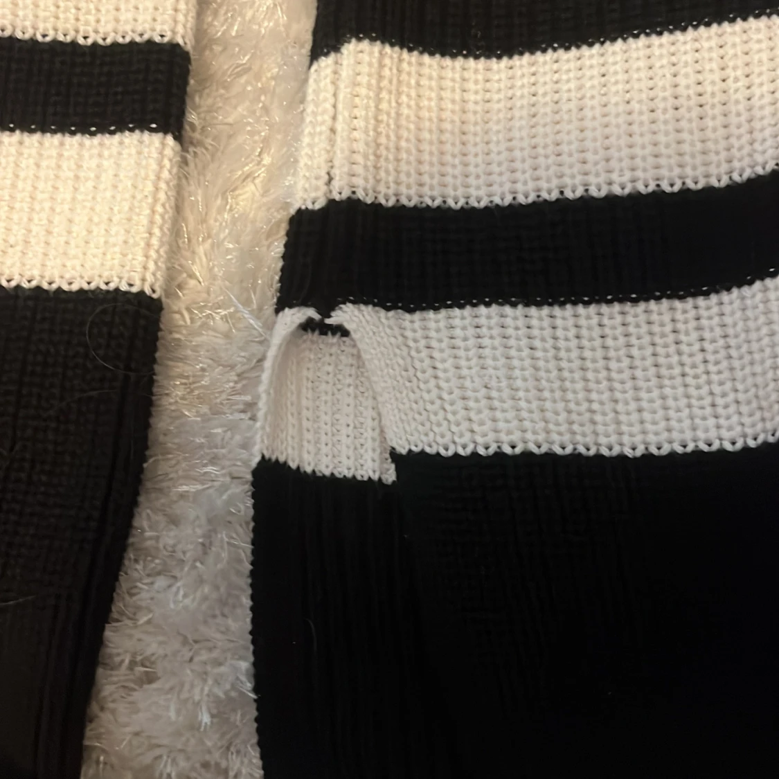 Stickad tröja svart och vit randig  - 91