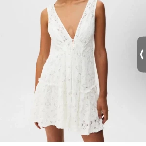 Fin klänning - Jättefin slutsåld klänning från pull and bear! Säljer då jag har för många klänningar💕