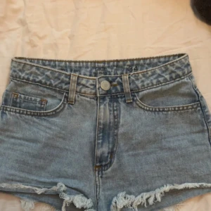 Ljusblå shorts - Jätte fina shorts som sitter lågmidjat. Jätte trendigt med shorts rekommenderar!!  