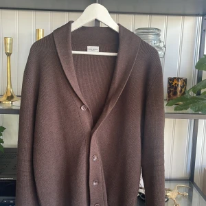 John Henric cardigan  - Säljer denna ruggigt snygga John Henric stickade cardigan/kofta i nyskick, kostar 1600 ny. *påse med extra knapp medföljer*😊
