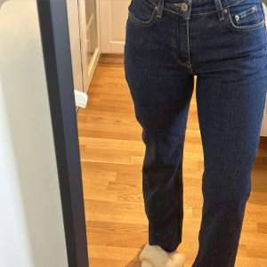 Mörkblåa jeans från Gina Tricot. Aldrig använda, nya utan prislapp. OBS: Jeansen är klippta på längden och passar för någon som är 157cm eller kortare 