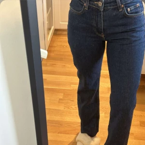 Jeans - Mörkblåa jeans från Gina Tricot. Aldrig använda, nya utan prislapp. OBS: Jeansen är klippta på längden och passar för någon som är 157cm eller kortare 