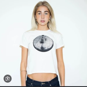 In print we trust  - Säljer dessa jättecoola t shirts i både svart och vit från in print we trust, köpte båda för 600kr🤍 nästintill aldrig använda (lånade bilder). Köp en för 199kr eller båda för 369kr