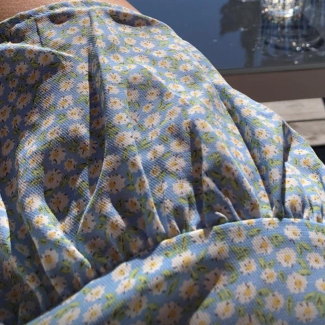 Ljusblå klänning med vita blommor - 91