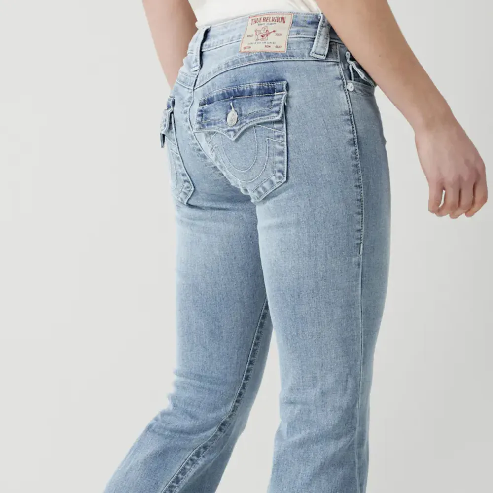 Säljer mina blåa true religion jeans använt 3-4 ggr strl 27W L 32  säljer för 850kr vid snabb affär köptes för 1199kr nya . Jeans & Byxor.