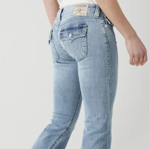 True region jeans  - Säljer mina blåa true religion jeans använt 3-4 ggr strl 27W L 32  säljer för 850kr vid snabb affär köptes för 1199kr nya 