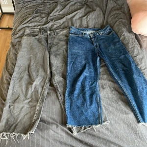 Baggy jeans - Tjena säljer mina feta Baggy byxor🔥säljer dom för att jag har tröttnat på Baggy brallor👖 båda är klippta så skulle säga att dom passar någon som är cirka 180cm bror på hur man vill att dom ska sitta.  Blåa byxor: 300kr Gråa byxor: 200kr