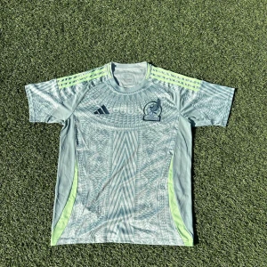 Mexico Hemmaställ 2024/2025 - Säljer fotbolls tröjor på mindre än retail, vi har ett större utval på vår instagram Jerseysidan.