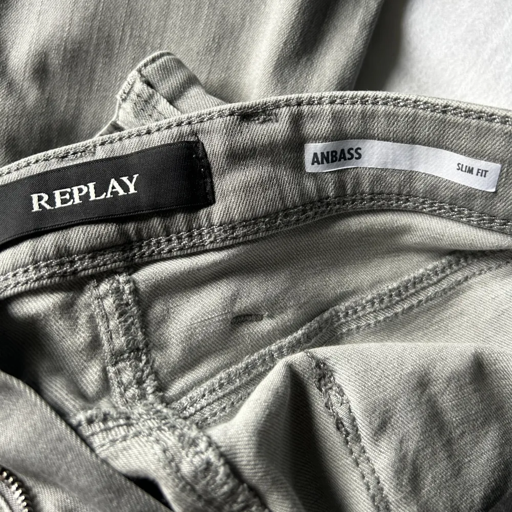 Gråa replay anbass jeans som passar 32/34 Skicket är bra.. Jeans & Byxor.