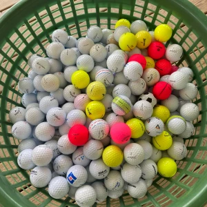 BILLIGA GOLFBOLLAR🤩⛳️ - Priser : 7kr/st mixar: talormade,srixon, Bridgstone,Titleist,Callaway,färgade,Wilson. 15kr/st:pro v1/x,tp5/x,chrome soft/x, trippel track. 10kr/st: z-star,färgade(bra bollar). Blandade A/B 5kr, Blandade C/D 3kr Hör av er för fler bilder🤩⛳️