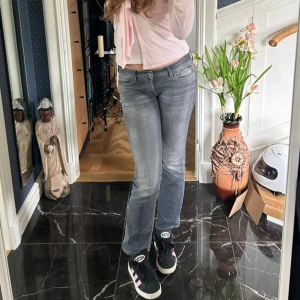 Pepe Jeans - Säljer mina Pepe Jeans i storlek 29/32💘  De är i mycket fint skick och är endast använda ett fåtal gånger💕 (Köpta för 900 kr) Skriv vid frågor, pris kan diskuteras💕