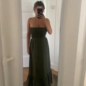 Klänning från zara - Säljer denna gröna fina sommarklänningen från Zara i strl S💕