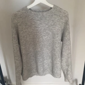 Stickad tröja  - En fin stickad tröja från vero moda, den är lite nopprig så därför säljer jag för billigare pris!💘💘