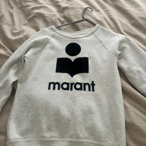 Isabel marant sweatshirt  - Jag säljer min fina isabel marant sweatshirt som är svår att få tag på!! Jag säljer den då den inte kommit till användning av mig. Så superbra kvalite, nypris är 3200kr. storlek är 34 (36 FR)