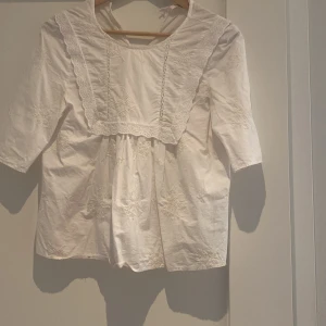 Vit zara blus - Jätte fin blus från zara jätte somrig med mycket fina detaljer. Pris kan diskuteras 