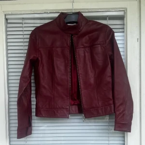 Läderjacka - Röd jacka, köpt second hand! Jättefint skick!💕 Priset kan diskuteras 