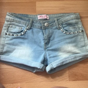 Äkta Mini bleu jeans shorts - Äkta mini bleu jeans short. Helt oandvända. Priset går att diskuteras! 