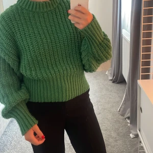 Grön stickad tröja  - Fint skick. 