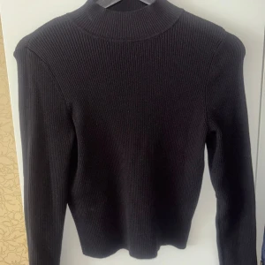 Ribstickad polotröja - Ribstickad polotröja från H&M i storlek M, helt nyskick, använd fåtal gånger. Köptes för 149:-, säljer för 90:-.
