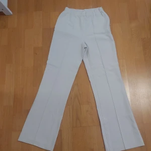 Broken white "komstym" byxor - Använt dessa byxor max 3 gånger, så nästan helt nytt skick på de. De har en liten drgkedja på vänster höft. Rätt så striaght men lite utsvängda. Köpte för 499, men nu för 350!!