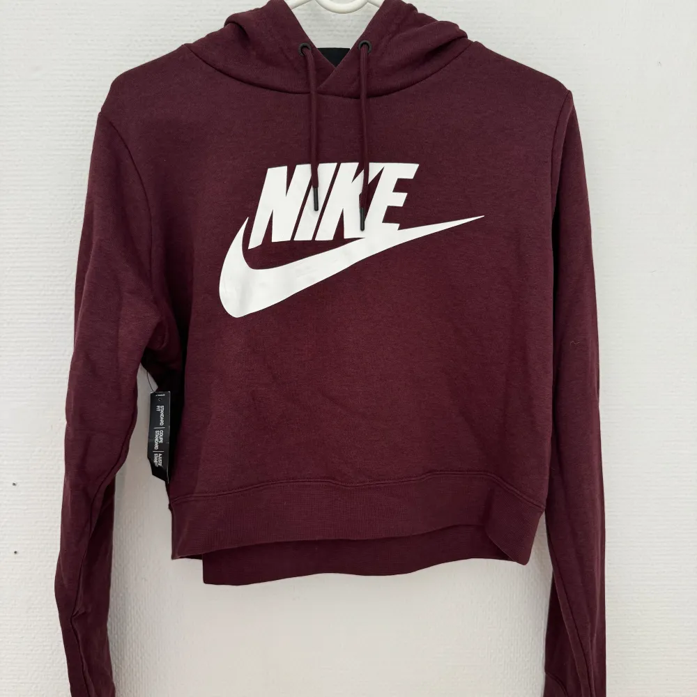 Kort träningströja från Nike   Aldrig använd. Hoodies.