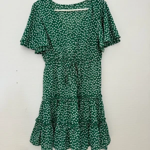 Fin blommig klänning - Fin blommig klänning från Shein  Storlek saknas men är som en S/M