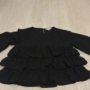 Svart Blus  - En fin blus från Gina Young i strl 158/164.                                                      Använd en gång så den är som ny