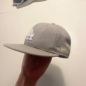 LA new era keps fitted - New era keps fitted, har intr kommit till användning på nåt år, säljer för en liten peng