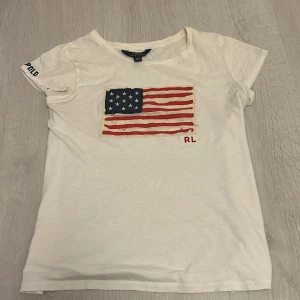 Vit t-shirt från Polo Ralph Lauren - En vit t-shirt från Polo Ralph Lauren i strl xl men skulle säga de är en S då den är liten i storleken.En fin tröja som har används Max 3 gnr så den är som ny