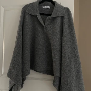 Poncho - Stickad grå poncho från zara, jätteskönt material och säljer endast pg.a att grå inte är min färg🥰