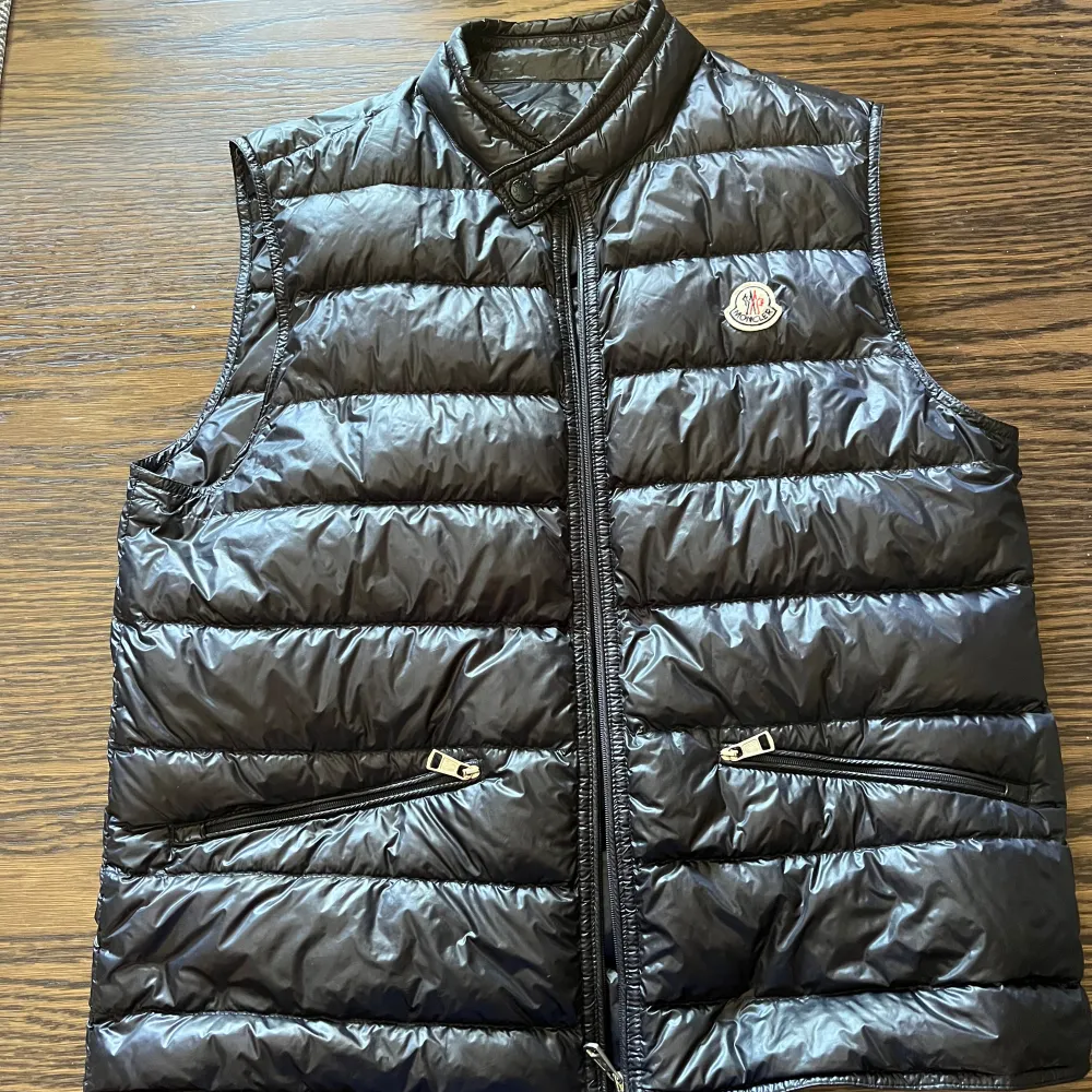 Moncler Gui väst. Näst intill som ny. Nypris för 8999kr Mitt pris 4000kr Storlek 4. Jackor.