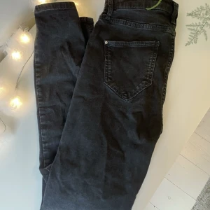 River Island svarta jeans - Knappt använda, svarta jeans/jeggings från River Island. 