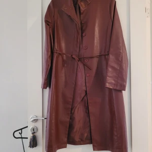 Skinnkappa - Skinnkappa helt oanvänd med en snygg figursydd passform i storlek 40