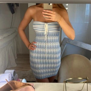 Blå randig bendeau klänning  - Säljer denna bendeau klänning från Bershka i strl S. Endast prövad och inte använd.