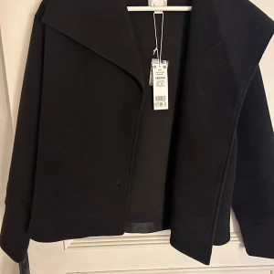 Kappa - Jag säljer denna fina jacka från Gina tricot Young, som aldrig kommit till användning. Prislappen sitter även kvar och endast testad på!💕 Strl 158/164 Det finns även fickor på jackan💕