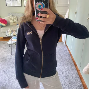 Marinblå kofta - Super Dry - En marinblå kofta från Superdry i fin kvalitet.