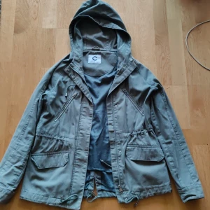 Vår/höst jacka  - Cubus vår/höst jacka storlek S. Lite rejälare men inte tjock.