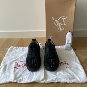 Loubs  - Tjena! Säljer nu ett par riktigt feta loubs i strl: 39 Alla niter sitter kvar!! Box, två dustbags och extra snören medföljer!! Hör av er vid minsta lilla fråga!! Självklart äkta!!