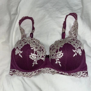 Intimissimi BH  - Intimissimi BH köpt från zalando. Använt sparsamt så inga defekter. Storlek 75C. Färg: Mörklila med detaljer. Säljer då jag inte längre har användning för den. Säljer för 380kr då originalpris är över 600kr. 