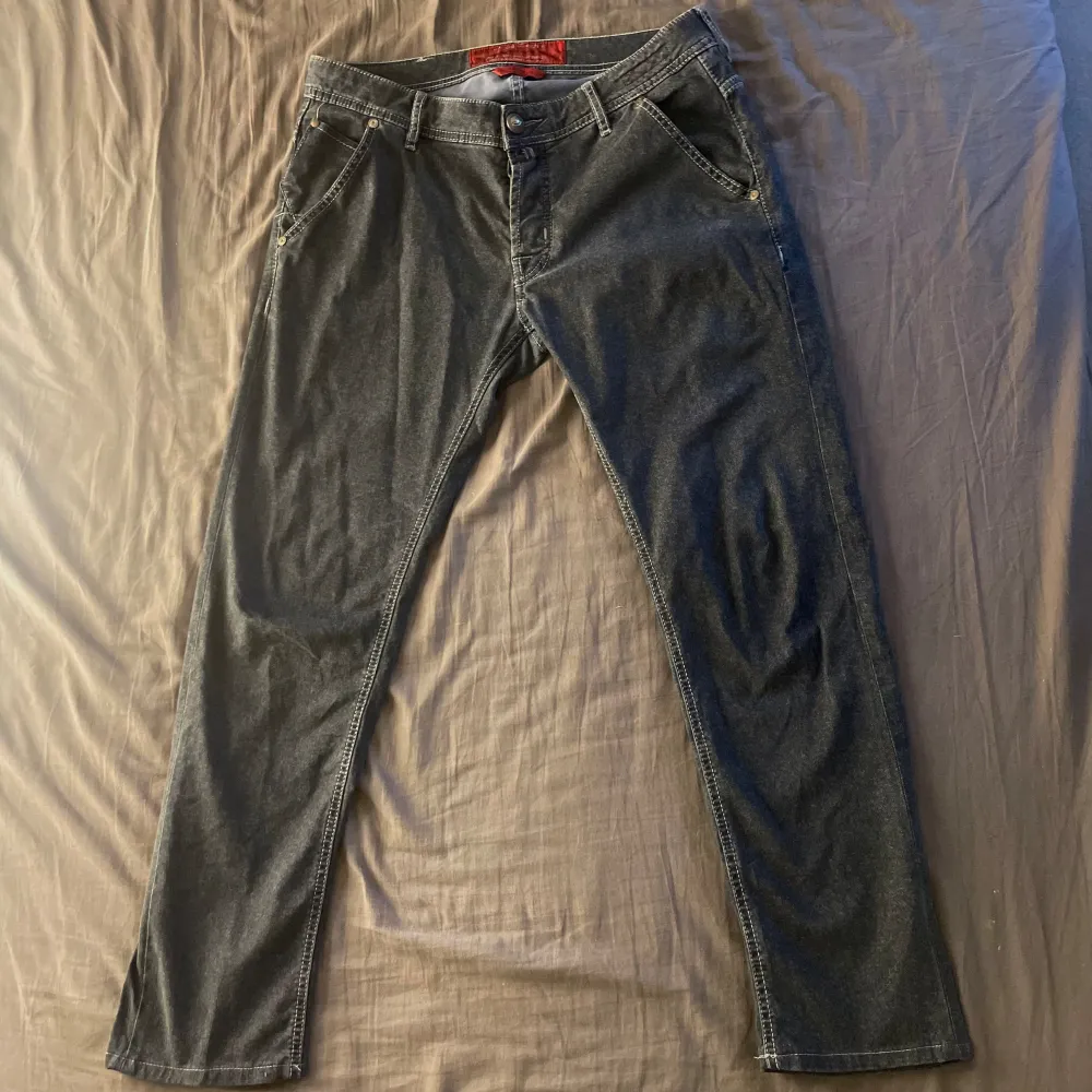 Gråa Jacob Cohen jeans i toppen skick, använda fåtal gånger. Storleken är 34.. Jeans & Byxor.