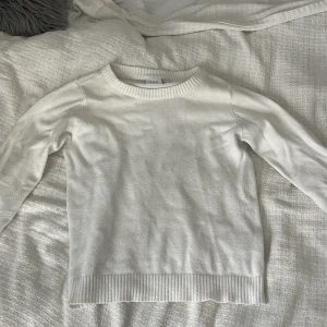 Vit stickad tröja - Nu säljer jag min vita stickade tröja ifrån vila i storlek s💞💞 den är i mycket bra skick och passar till allt!!💞💞🙏🏼 jag säljer den eftersom att den inte används💞 