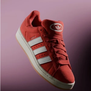 Röda adidas campus❤️ - Ett par röda adidas campus som är i bra skick använda 2 gånger! Dom är jätte fina men går tyvvär inte till användning❤️skriv i DM om ni vill ha närmre bilder❤️ny pris 1349kr